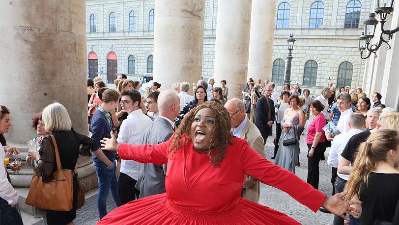 Zum Auftakt der Opernfestspiele im Nationaltheater wird auf der Theresienhöhe diskutiert. Die Performerin Sam mischt sich dabei ein. Zum Auftakt der Opernfestspiele im Nationaltheater wird auf der Theresienhöhe diskutiert. Die Performerin Sam mischt sich dabei ein.
