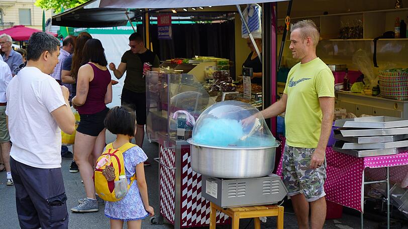 Laut, bunt und vor allem schwul: Das Hans-Sachs-Straßenfest zieht knapp 10.000 Menschen aus München und der queeren Szene an.