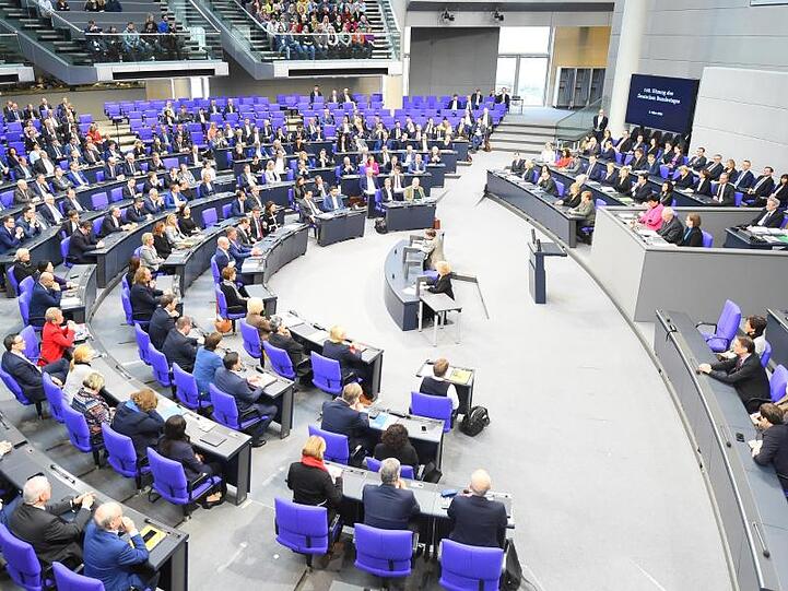 Seit der Wahl 2017 ist der Bundestag mit 709 Abgeordneten so groß wie nie zuvor, eigentlich sind nur 598 Abgeordnete vorgesehen.