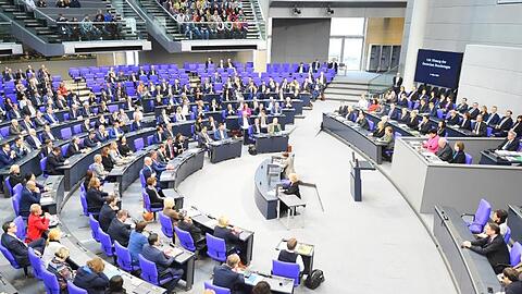 Seit der Wahl 2017 ist der Bundestag mit 709 Abgeordneten so groß wie nie zuvor, eigentlich sind nur 598 Abgeordnete vorgesehen.