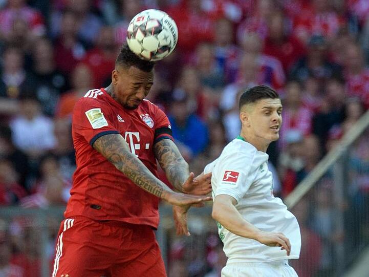 Jerome Boateng vom FC Bayern München (l) und Milot Rashica von Bremen im Kopfballduell um den Ball. Foto: Matthias Balk/Archiv