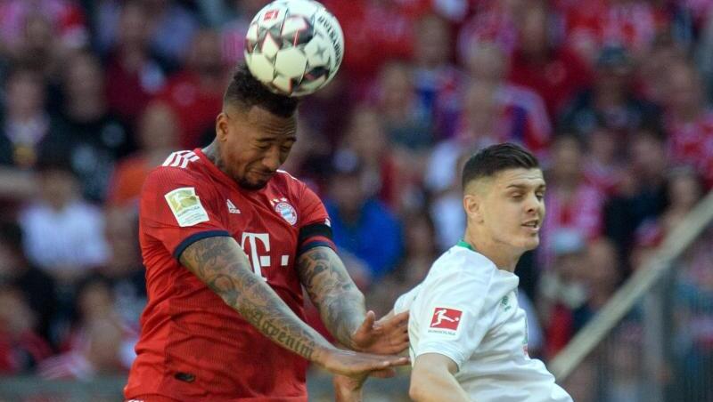 Jerome Boateng vom FC Bayern München (l) und Milot Rashica von Bremen im Kopfballduell um den Ball. Foto: Matthias Balk/Archiv Jerome Boateng vom FC Bayern München (l) und Milot Rashica von Bremen im Kopfballduell um den Ball. Foto: Matthias Balk/Archiv
