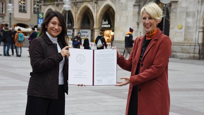 Preisverleihung auf dem Marienplatz: Dina Nayeri (links) erhielt am Freitag mit einem Jahr Verspätung von Bürgermeisterin Katrin Habenschaden den Geschwister Scholl-Preis 2020.