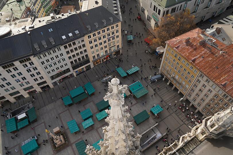 Von oben sieht es fast aus wie kurz vor einem normalen Ersten Advent: Blick auf den Marienplatz am Sonntag.