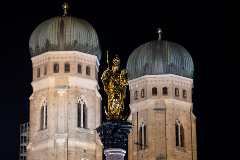 Die Frauenkirche und die Mariensäule beleuchtet wie üblich - aufgenommen kurz vor der "Earth Hour" 2022.