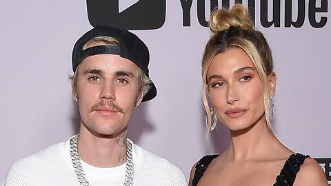 Justin und Hailey Bieber auf dem roten Teppich.