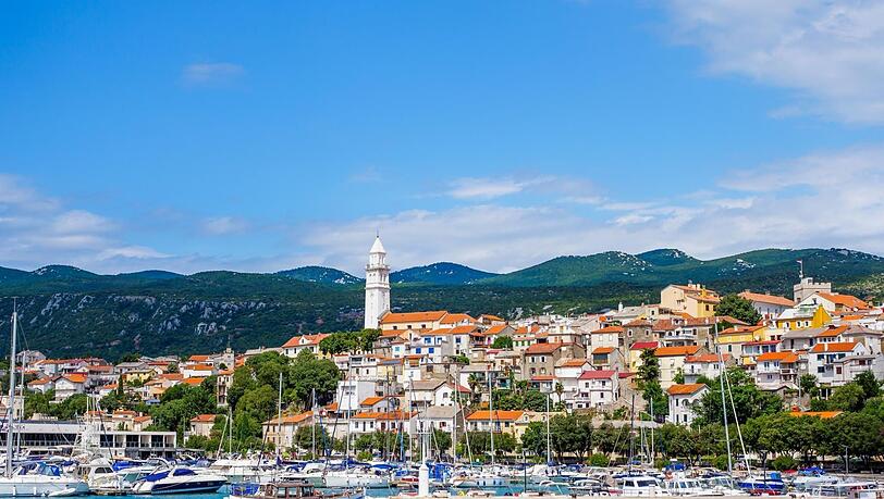 Blick auf das slowenische Städtchen Izola an der Adria. Slowenien gehört zu den Zielen, die als günstig mit gutem Service empfohlen werden.