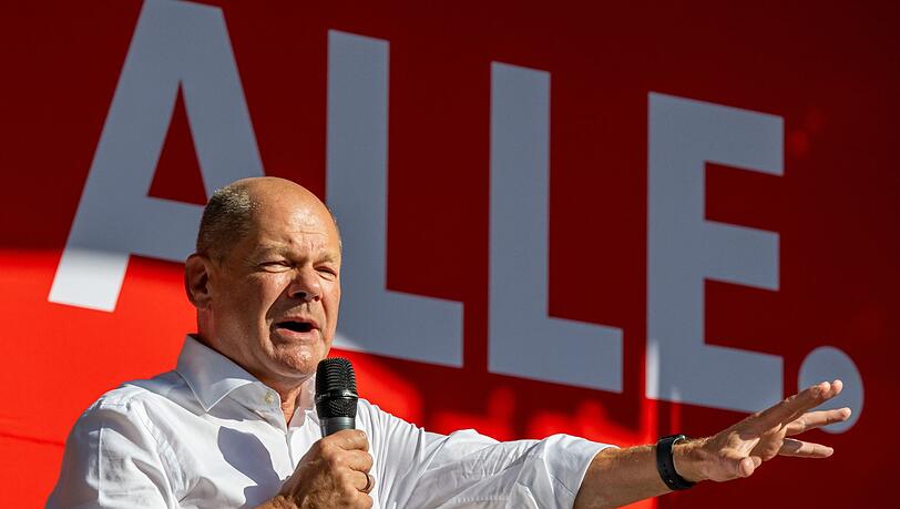 Bundeskanzler Olaf Scholz spricht auf dem Münchner Marienplatz.