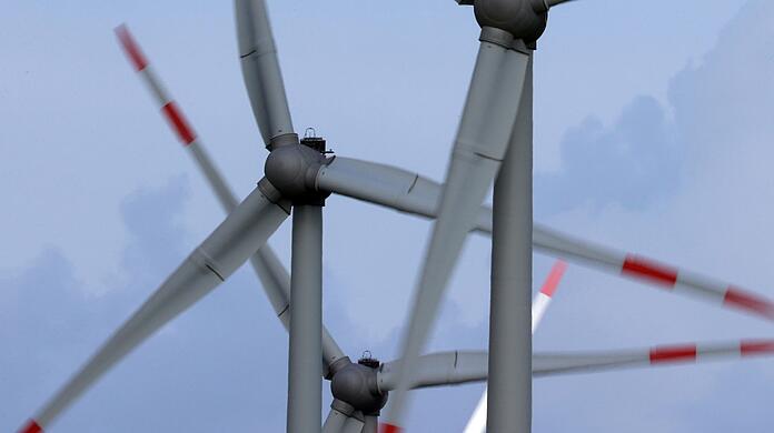 Die Unbekannten verschafften sich mit einem Trennschleifer Zugang zur Windkraftanlage. (Symbolbild)