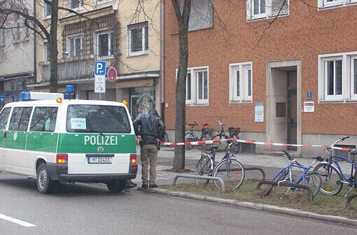 Tatort Schwabing: Eine Frau hat in Schwabing offenbar wahllos auf Passanten eingestochen. Die Bilder vom Tatort und der Spurensicherung