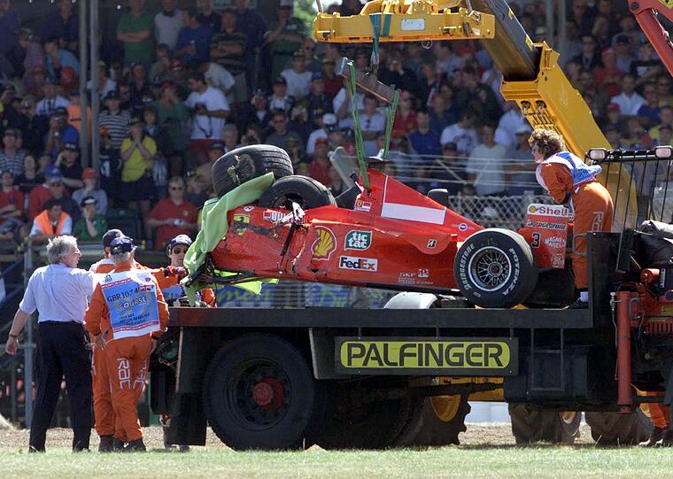 1999: Schumachers schwerster Formel-1-Unfall. Im englischen Silverstone raste er wegen eines Bremsdefekts in einen Reifenstapel und zog sich einen Schien- und Wadenbeinbruch zu.