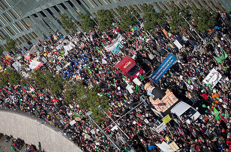 Bilder von der TTIP-Demo in Berlin. Laut Polizei nahmen rund hunderttausend Menschen am Protestmarsch durch die Hauptstadt teil.