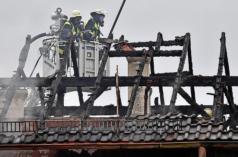 Feuer in einem Rosenheimer Mehrfamilienhaus. Die Bilder vom dramatischen Einsatz.