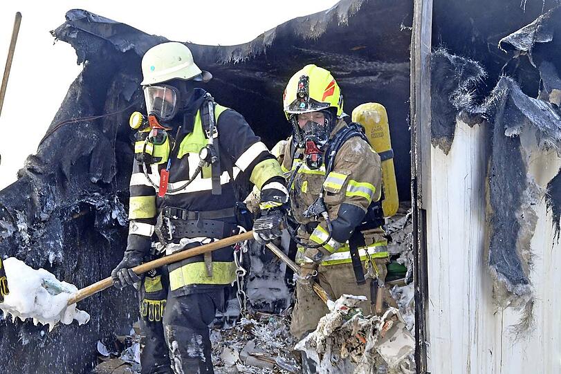 Auf der A9 ist ein Lkw komplett ausgebrannt - er hatte Tiefkühlpizza geladen.