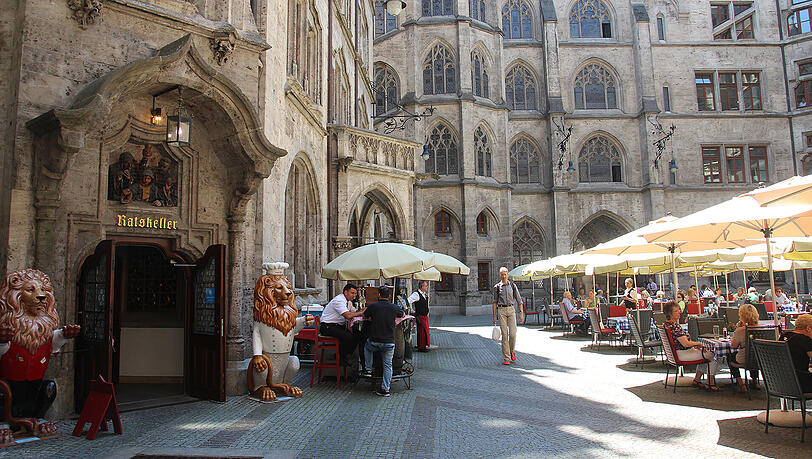Ratskeller: 5,10 Euro. Bier: Löwenbräu. Ratskeller: 5,10 Euro. Bier: Löwenbräu.