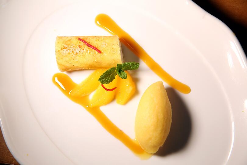 Karamellisierte Topfenpalatschinken mit Mandarinensorbet - das Dessert im "Zum Ferdinand".