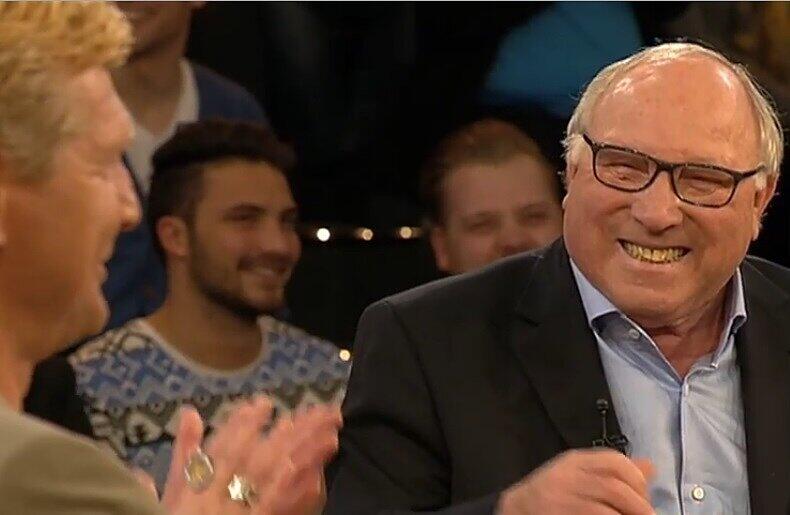 ...HSV-Idol Uwe Seeler, der Stefan Effenberg (im Vordergrund) veräppelt.