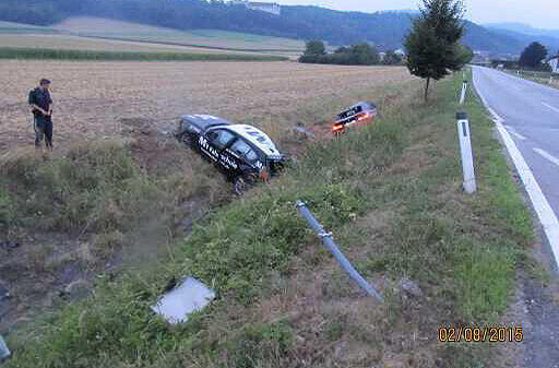 Die Polizei fand den gestohlenen BMW 3er und 1er in einem Graben liegend in Österreich.
