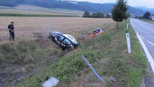 Die Polizei fand den gestohlenen BMW 3er und 1er in einem Graben liegend in Österreich. Die Polizei fand den gestohlenen BMW 3er und 1er in einem Graben liegend in Österreich.
