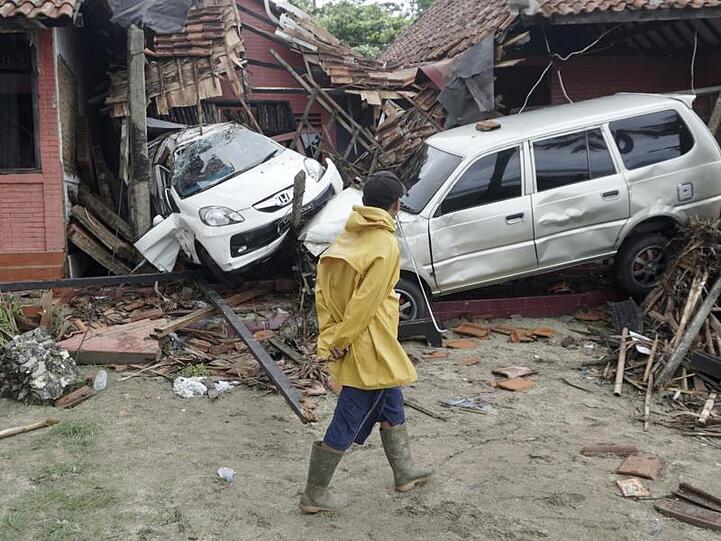 Zerstörungen auf Java: Laut der Indonesischen Agentur für Geophysik war die Ursache der Flutwelle vermutlich ein Ausbruch des Vulkans Anak Krakatau.