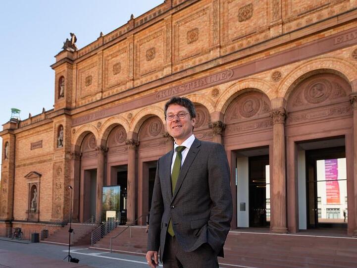 Alexander Klar, neuer Leiter der Hamburger Kunsthalle, vor dem alten Gebäude der Kunsthalle Hamburg.