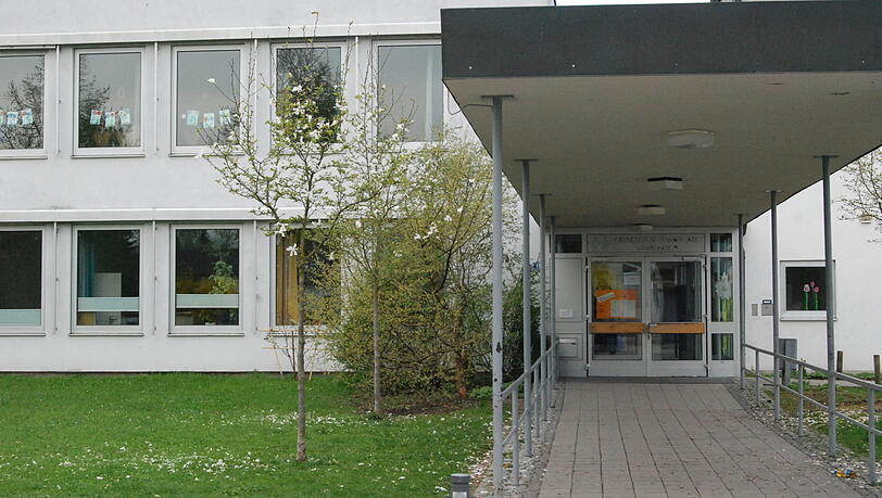 Für zwei Klassen der Grundschule im Stadtteil St. Wolfgang ist der Unterricht schon wieder zu Ende.