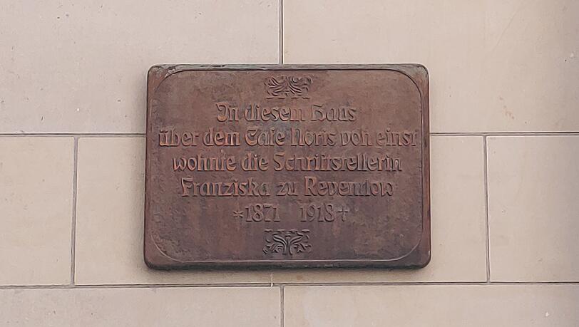 An der Leopoldstraße 41 erinnert noch heute eine Gedenktafel daran, dass die Schriftstellerin einst hier gelebt hat.