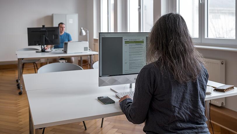 Coworking-Space im Nordhalben Village: Rehabilitierungsmanager Michael Fuß und Architektin Sabine Dorn-Pfahler üben schon mal. Coworking-Space im Nordhalben Village: Rehabilitierungsmanager Michael Fuß und Architektin Sabine Dorn-Pfahler üben schon mal.