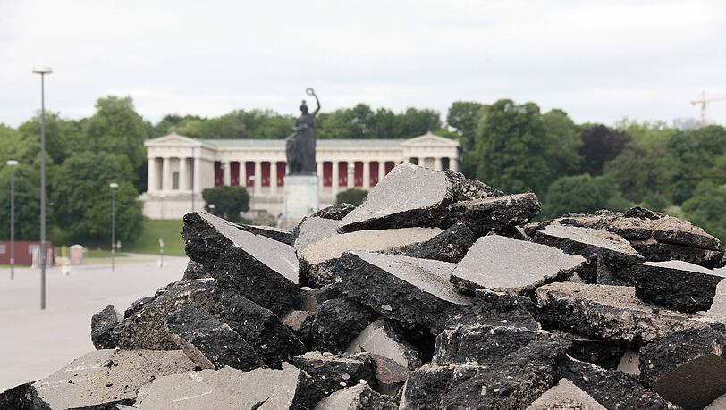 Immer wieder Baustelle: 2011 werden auf der Theresienwiese Fundamente für Sicherheitspoller ausgehoben. Die neuen Asphaltflächen sind 2024 für die Oide Wiesn entstanden. (Archiv) Immer wieder Baustelle: 2011 werden auf der Theresienwiese Fundamente für Sicherheitspoller ausgehoben. Die neuen Asphaltflächen sind 2024 für die Oide Wiesn entstanden. (Archiv)