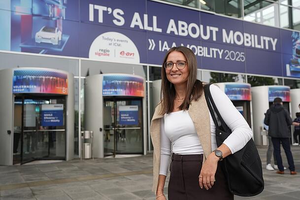 Lilli (40), Teammanagerin Inside Sales: "Die IAA ist supergut organisiert. Ich bin mit dem Auto gekommen und sehr gespannt auf die Highlights.“ Lilli (40), Teammanagerin Inside Sales: "Die IAA ist supergut organisiert. Ich bin mit dem Auto gekommen und sehr gespannt auf die Highlights.“