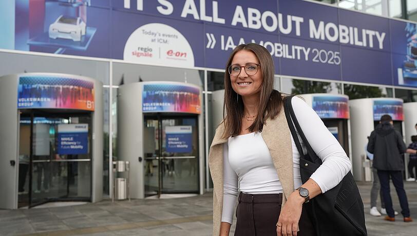 Lilli (40), Teammanagerin Inside Sales: "Die IAA ist supergut organisiert. Ich bin mit dem Auto gekommen und sehr gespannt auf die Highlights.“ Lilli (40), Teammanagerin Inside Sales: "Die IAA ist supergut organisiert. Ich bin mit dem Auto gekommen und sehr gespannt auf die Highlights.“