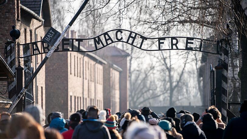 Der Nazi-Spruch "Arbeit macht frei" war &uuml;ber dem Tor zum KZ Auschwitz angebracht. (Archivfoto)