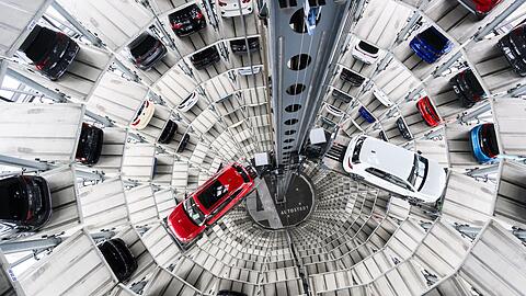Die Auslieferungen von VW schw&auml;cheln. (Archivbild)
