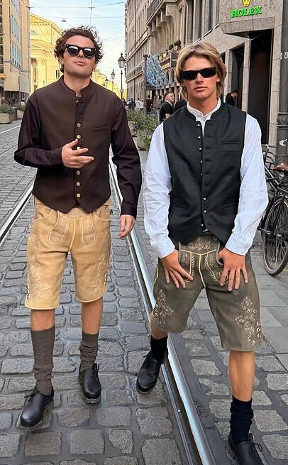 Aris Rachevsky mit Freund in München auf dem Weg zum Oktoberfest. Aris Rachevsky mit Freund in München auf dem Weg zum Oktoberfest.