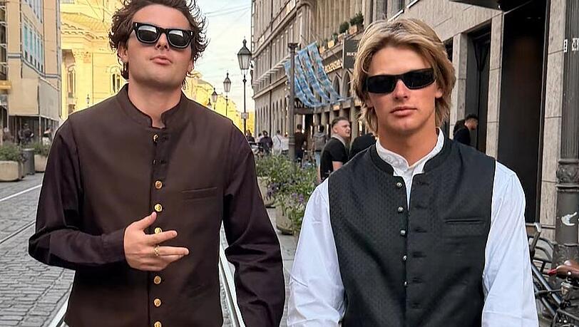 Aris Rachevsky mit Freund in München auf dem Weg zum Oktoberfest. Aris Rachevsky mit Freund in München auf dem Weg zum Oktoberfest.