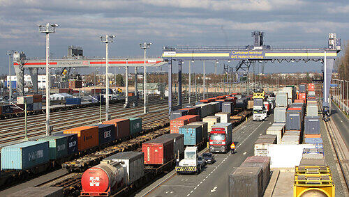 Nach zweijähriger Bauzeit mit einem Investitionsvolumen von 32 Millionen Euro wurde 2009 das neue Container-Terminal am Hafen in Betrieb genommen. Nach zweijähriger Bauzeit mit einem Investitionsvolumen von 32 Millionen Euro wurde 2009 das neue Container-Terminal am Hafen in Betrieb genommen.