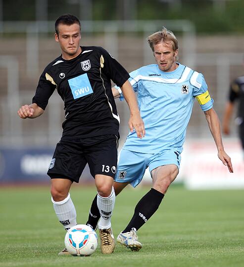 Erstmals präsentierten sich die Löwen in den neuen hellblauen Heimtrikots. Die besten Bilder vom Testspiel des TSV 1860 München in Ulm.