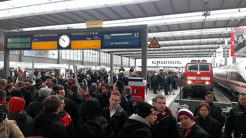 Vor dem Spiel hatte die Bundespolizei 580 Fans des 1.FCK aus Sicherheitsgründen am Hauptbahnof eingekesselt - und dann zur Allian Arena geleitet.