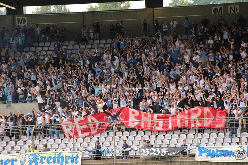 Die Fans der Löwen präsentieren ein Banner mit der Aufschrift "Red Bastards" beim Derby.