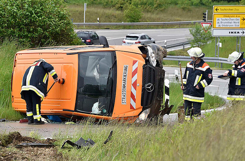 Der Kleinbus flog 10 Meter durch die Luft.