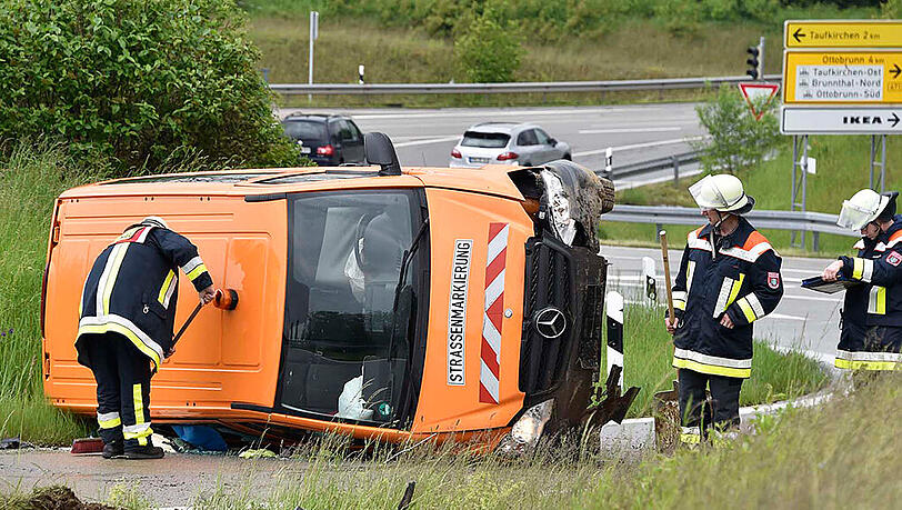 Der Kleinbus flog 10 Meter durch die Luft. Der Kleinbus flog 10 Meter durch die Luft.