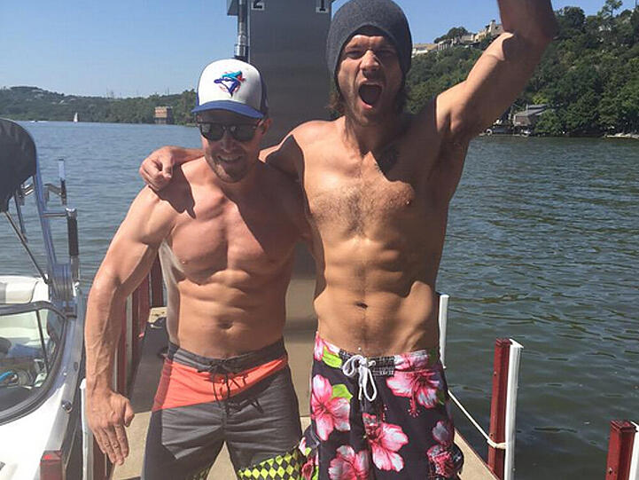 Stephen Amell (l.) und Jared Padalecki geben sich kämpferisch