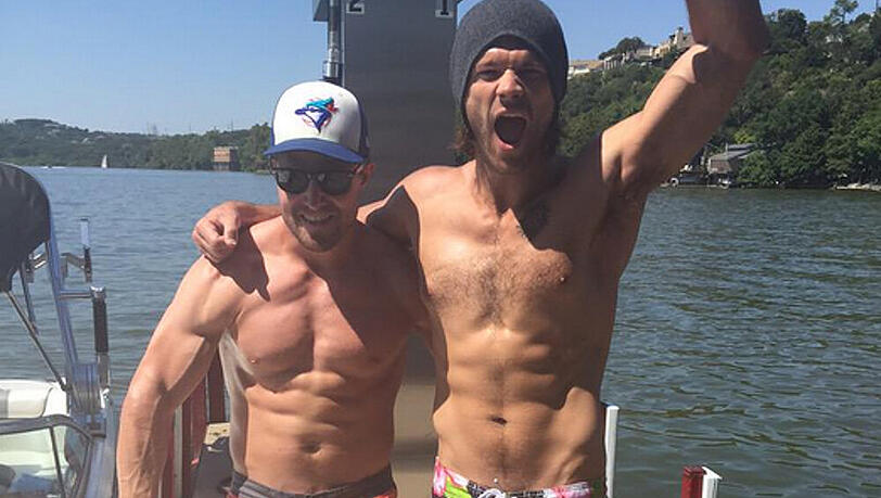 Stephen Amell (l.) und Jared Padalecki geben sich kämpferisch Stephen Amell (l.) und Jared Padalecki geben sich kämpferisch