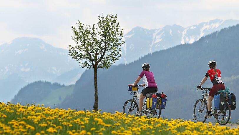 Mit dem E-Bike kann jederzeit auch mal ein Radausflug in die Berge unternommen werden. Der Akku bietet dazu „Steighilfe“. Mit dem E-Bike kann jederzeit auch mal ein Radausflug in die Berge unternommen werden. Der Akku bietet dazu „Steighilfe“.