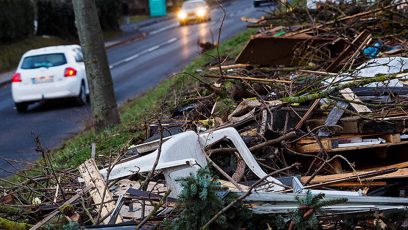 Zusammen getragener Schutt liegt in Kürnach (Bayern) neben einer Straße. Eine Windhose, auch als Tornado bezeichnet, hatte am Vortag erhebliche Schäden in der unterfränkischen Ortschaft angerichtet. Zahlreiche Häuser und Lauben waren durch den Sturm zu Schaden gekommen. Verletzt wurde niemand.