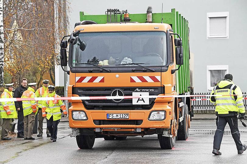 Die junge Frau wurde von der Hinterachse des Lkw erfasst und überrollt.