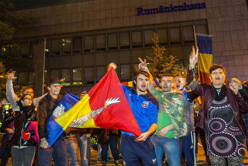 Zahlreiche Rumänen demonstrieren am 02.11.2014 vor dem rumänischen Konsulat in München für ihr Wahlrecht.