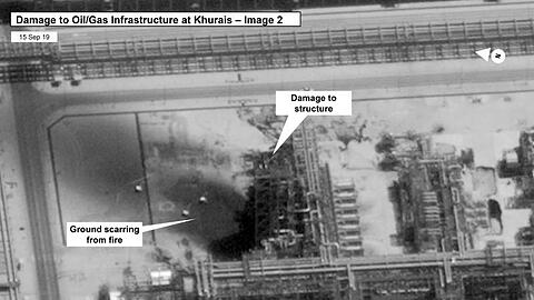 Dieses von der US-Regierung und DigitalGlobe zur Verfügung gestellte Foto zeigt zeigt Schäden an der Infrastruktur der Ölraffinerie.