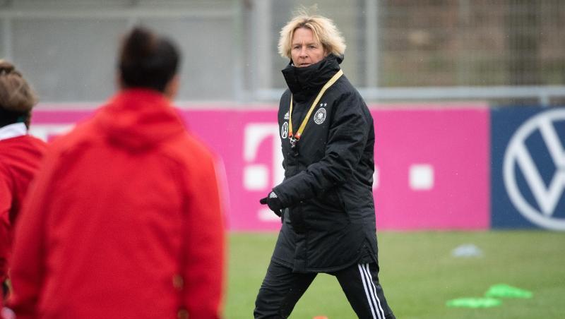 Testet mit Deutschlands Fußball-Frauen zweimal in Wiesbaden: Bundestrainerin Martina Voss-Tecklenburg (r).