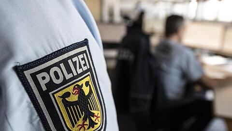 Die Bundespolizei hat einen Schläger aufgegriffen, der unter anderem seine eigene Verlobte in der S-Bahn ohrfeigte. (Symbolbild)